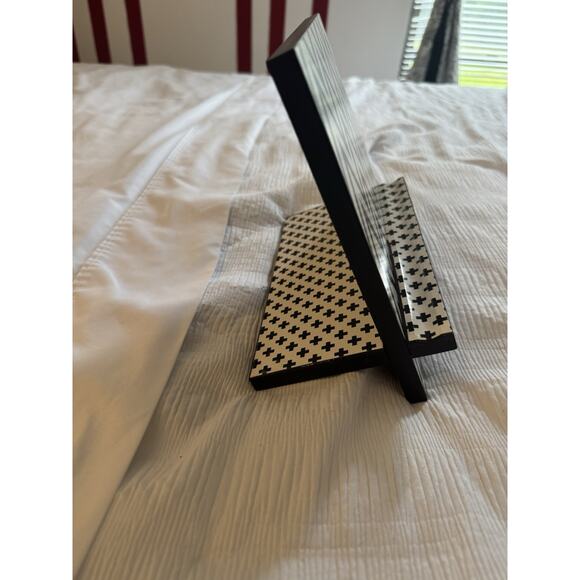 Decorative Stand Chevron Black White Stand Home Decor Chic Classy Display - Picture 2 of 6